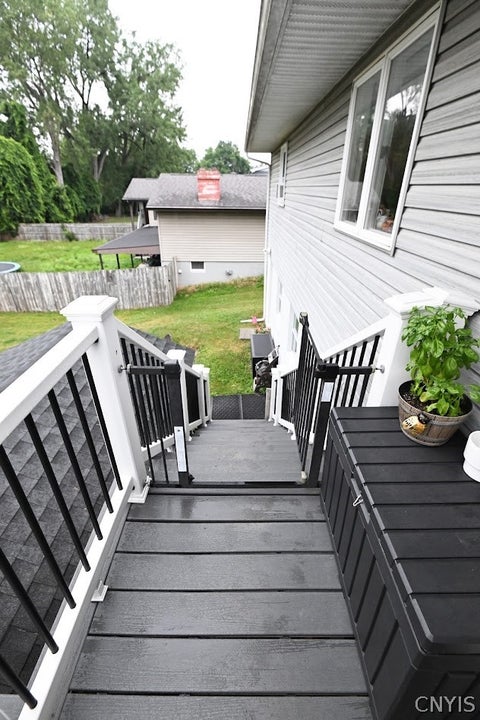 Tiny photo for 30 Royal Brook Lane, New Hartford, NY 13417 (MLS # S1702687)