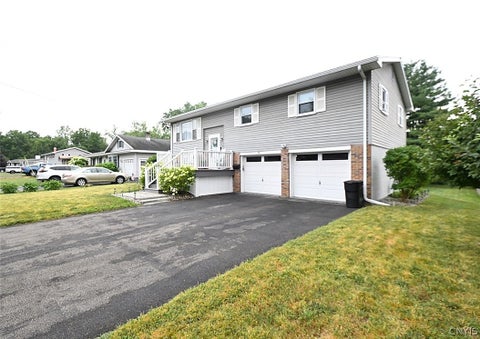 Tiny photo for 30 Royal Brook Lane, New Hartford, NY 13417 (MLS # S1702687)