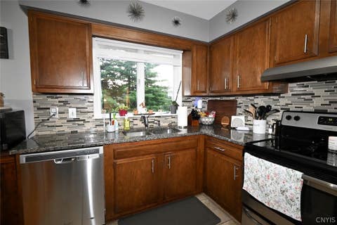 Tiny photo for 30 Royal Brook Lane, New Hartford, NY 13417 (MLS # S1702687)