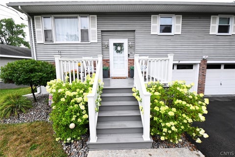 Tiny photo for 30 Royal Brook Lane, New Hartford, NY 13417 (MLS # S1702687)