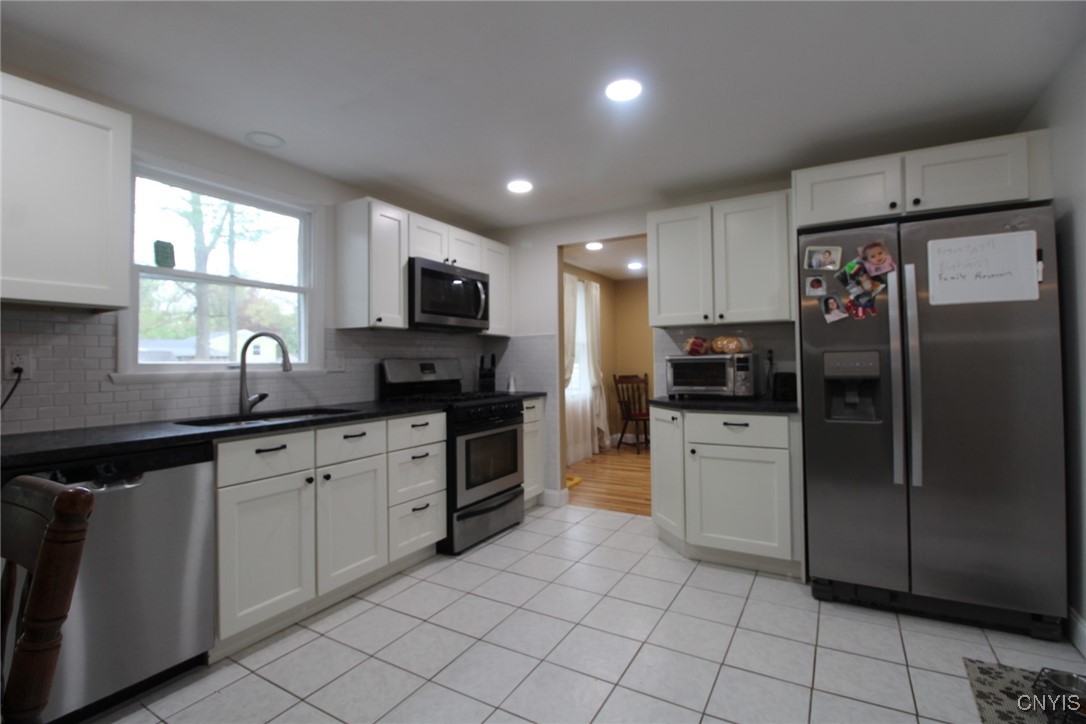 210 Single Drive, Clay, New York image 14