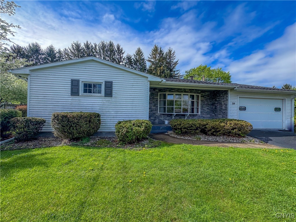 39 S Hurd Circle, Auburn, New York image 2