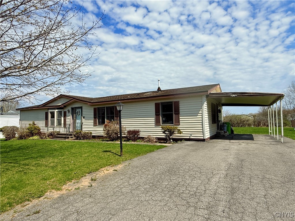 320 Matthew Drive, New Hartford, New York image 2