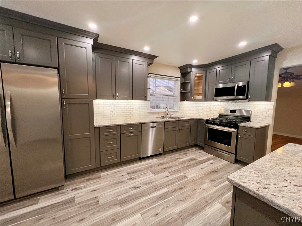 5499 Ravensthorpe Way, Clay, New York image 6