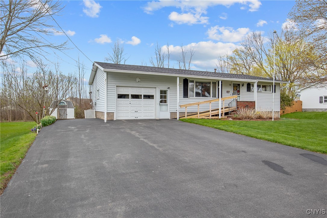 9391 Woodlawn Drive, Cicero, New York image 2