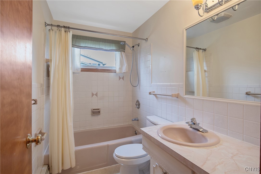 9391 Woodlawn Drive, Cicero, New York image 17