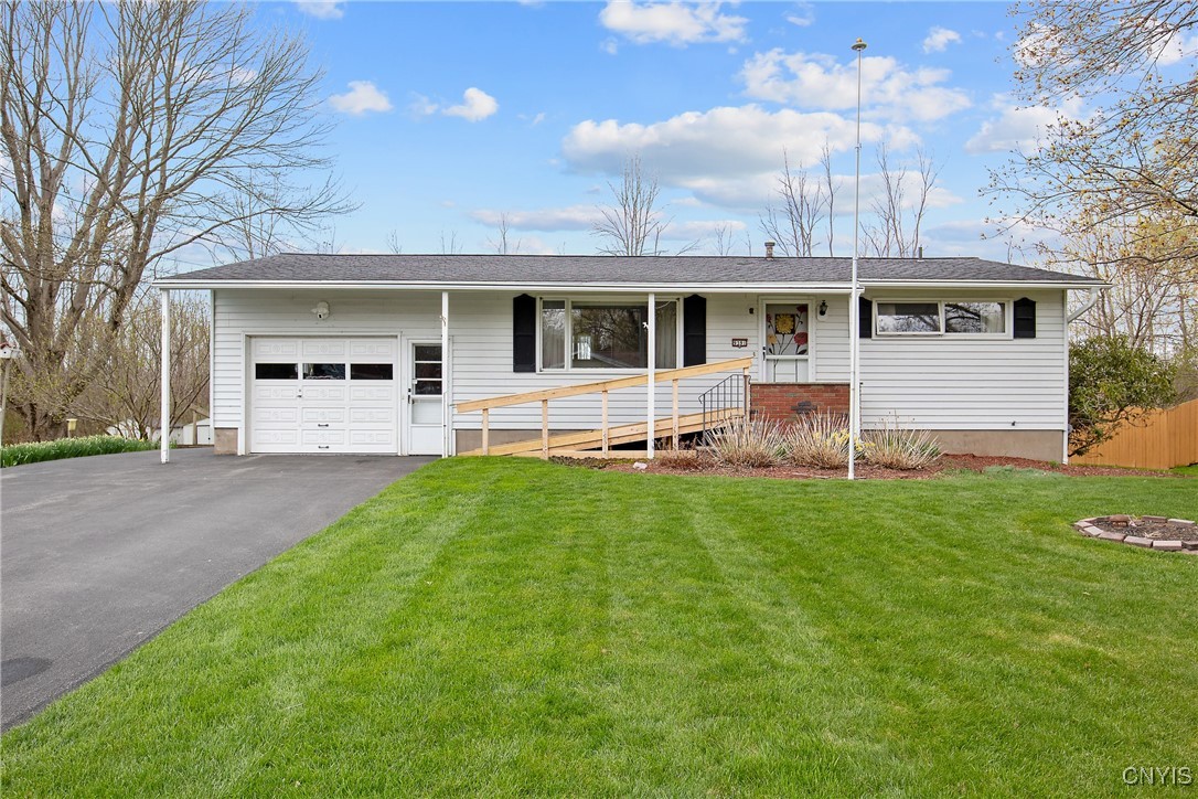 9391 Woodlawn Drive, Cicero, New York image 1