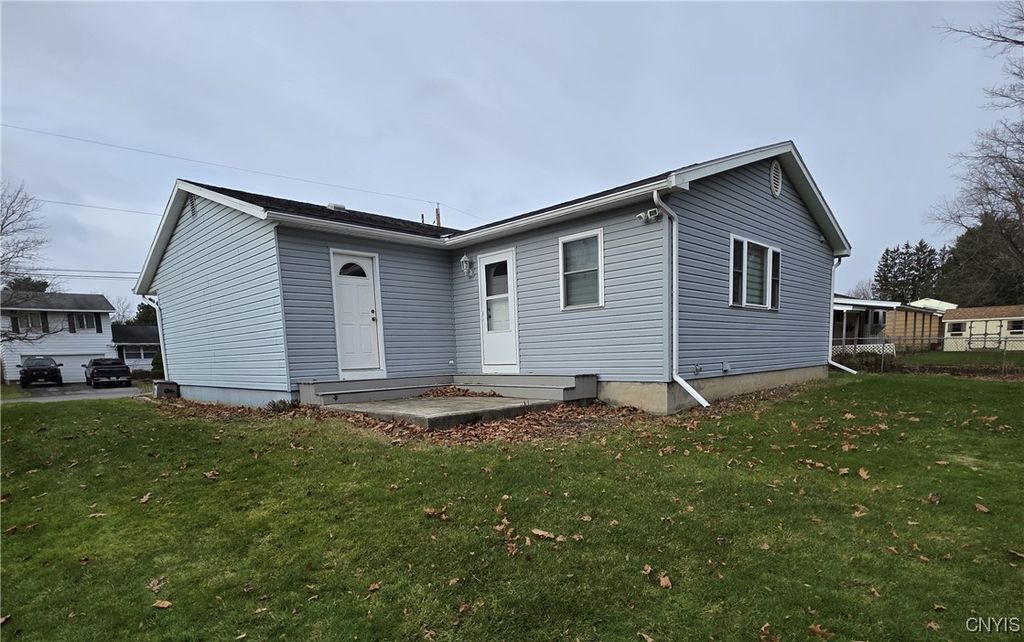 Photo of 733 Deerfield Drive E, Utica, NY 13502 (MLS # S1652482)