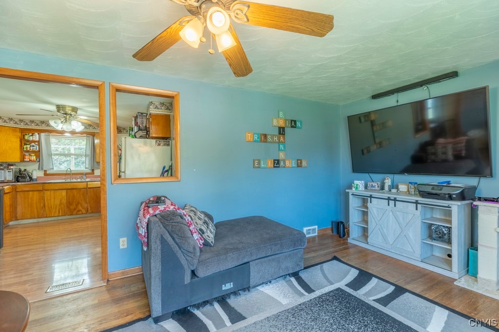 302 S Onondaga Road, Camillus, New York image 3