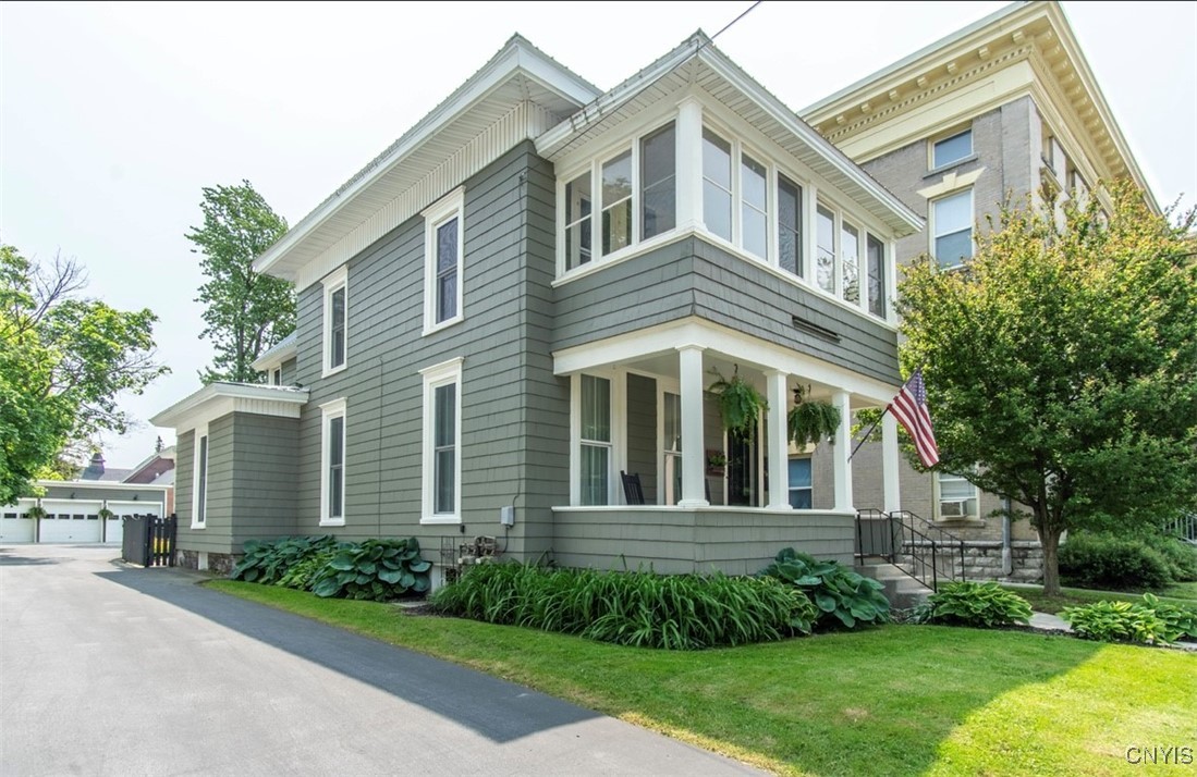 325 Holcomb Street