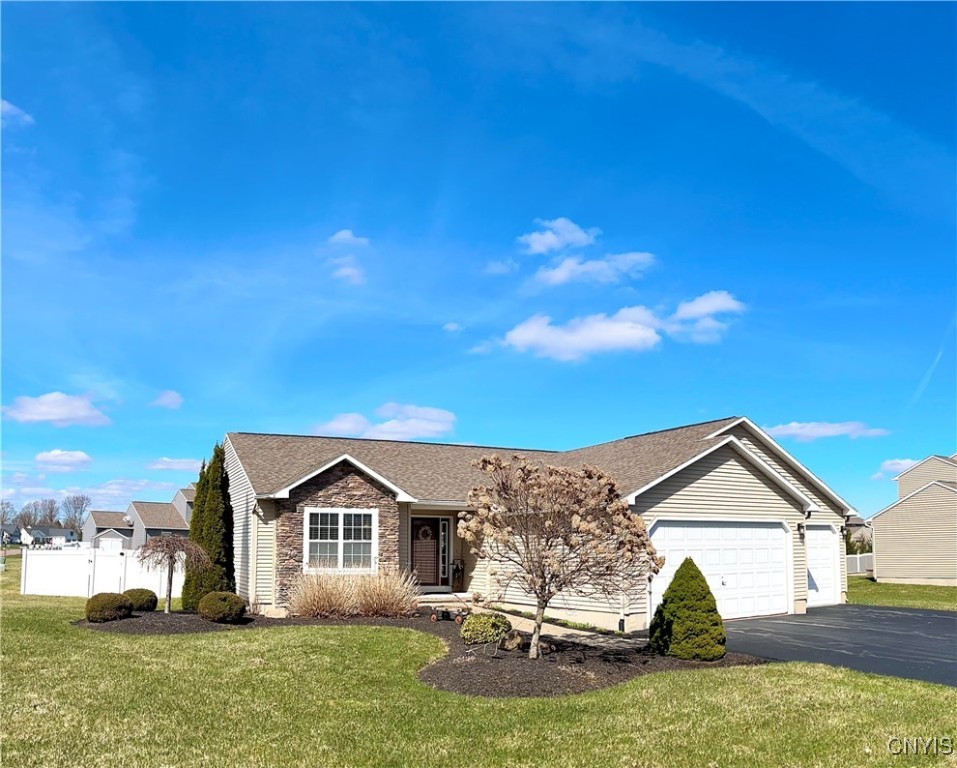 4745 Lynnville Way, Clay, New York image 1