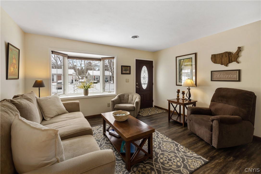 114 Laura Ct, Court