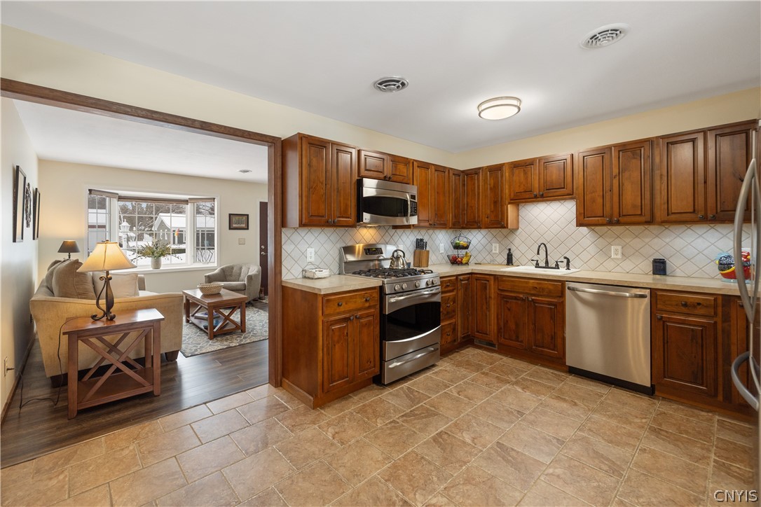 114 Laura Ct, Court
