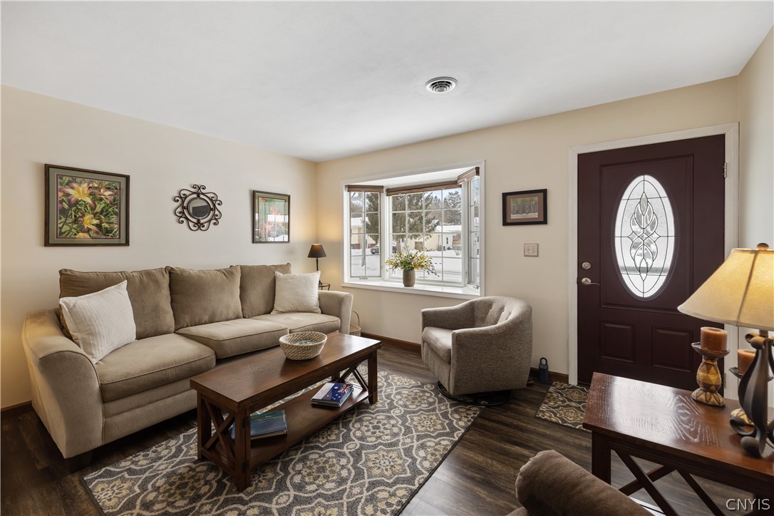 114 Laura Ct, Court