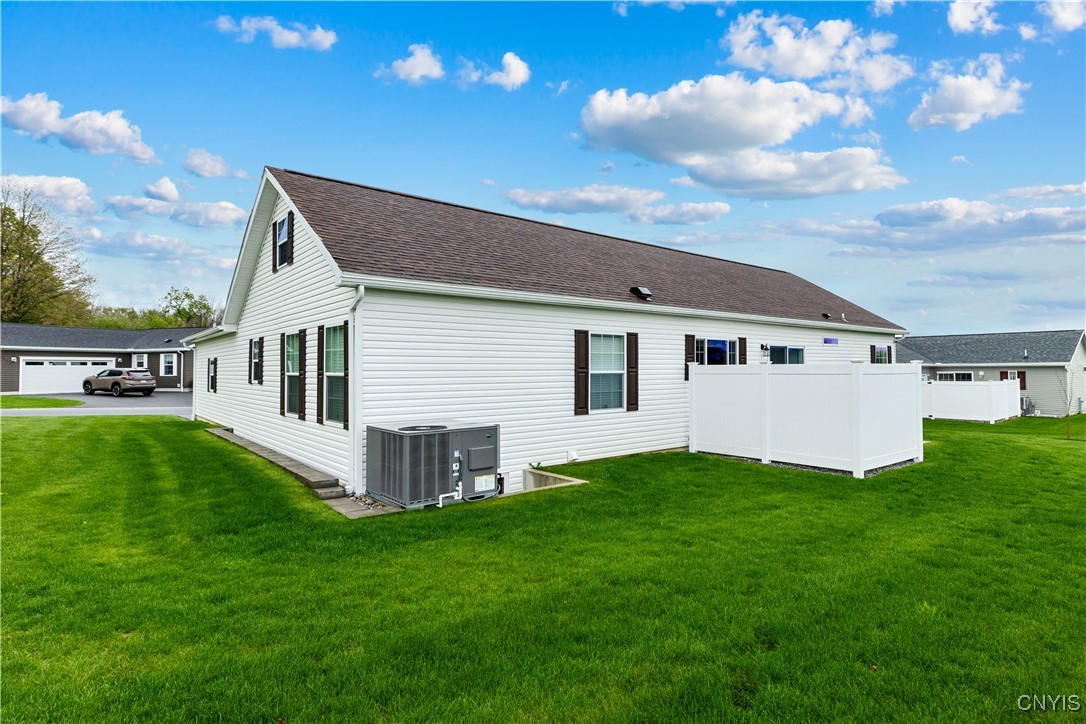 121 Woods Edge Drive, New Hartford, New York image 38