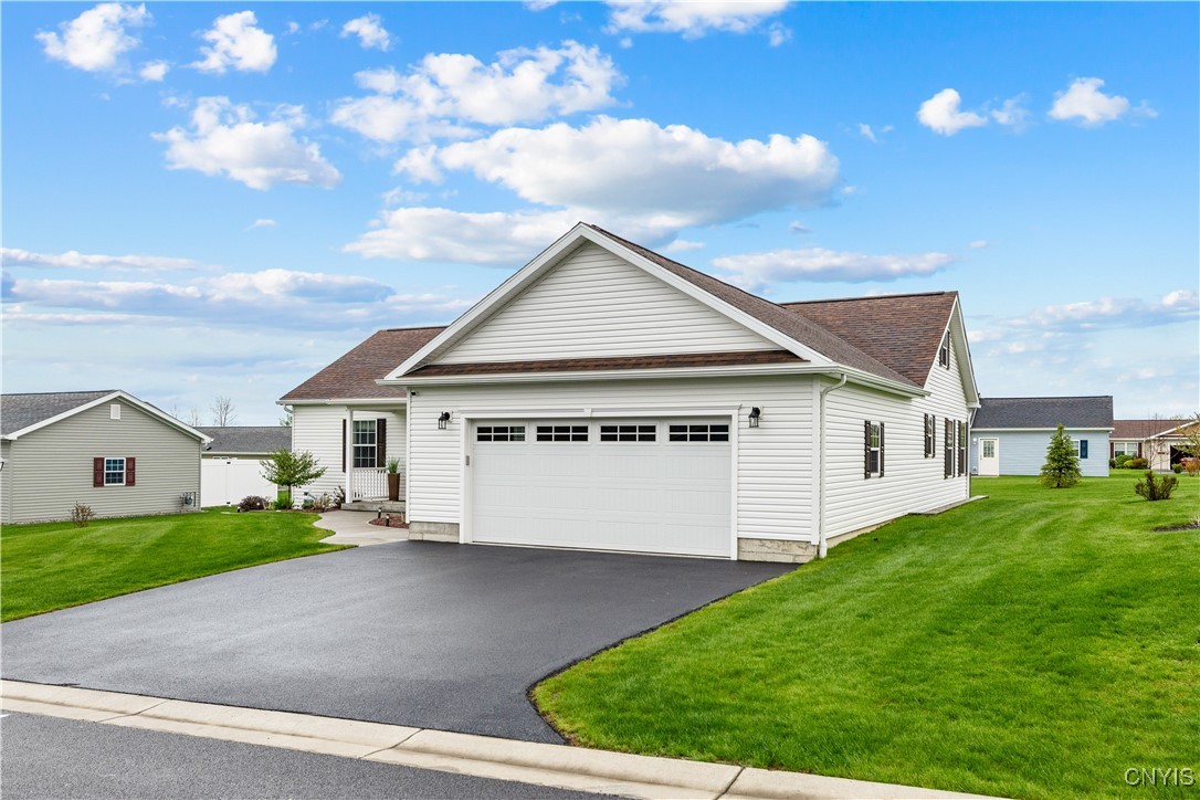 121 Woods Edge Drive, New Hartford, New York image 2