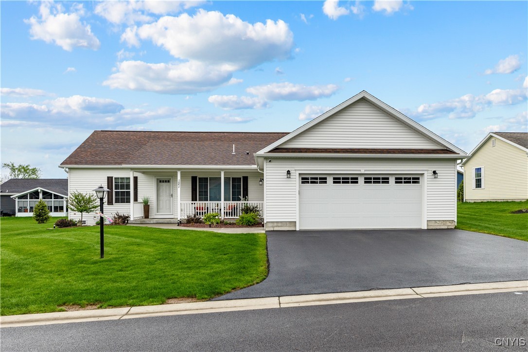 121 Woods Edge Drive, New Hartford, New York image 1