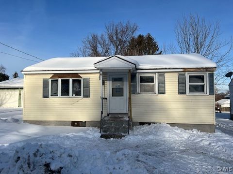 Photo of 6 Mayberry Place, New Hartford, NY 13413 (MLS # S1655119)