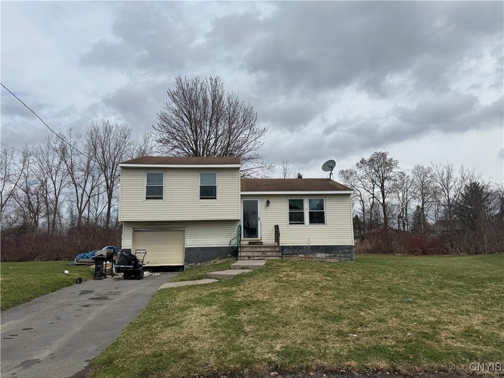 8261 Elaine Circle, Clay, New York image 1