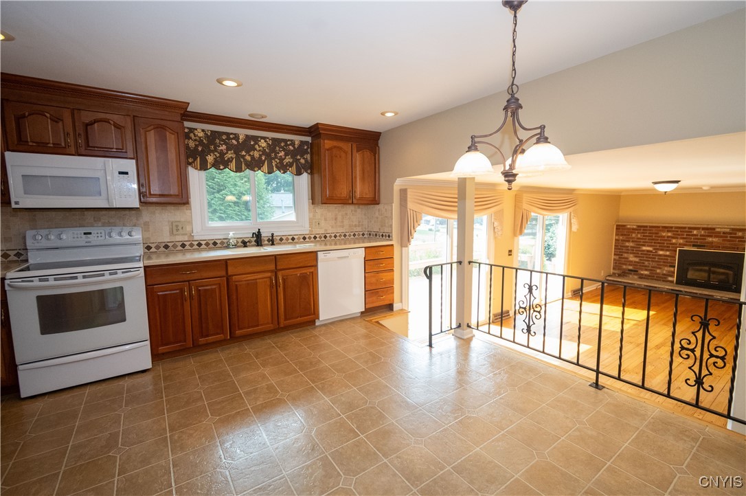 Camillus, New York 13031, United States, 4 Bedrooms Bedrooms, ,3 BathroomsBathrooms,Residential,Pending,188223