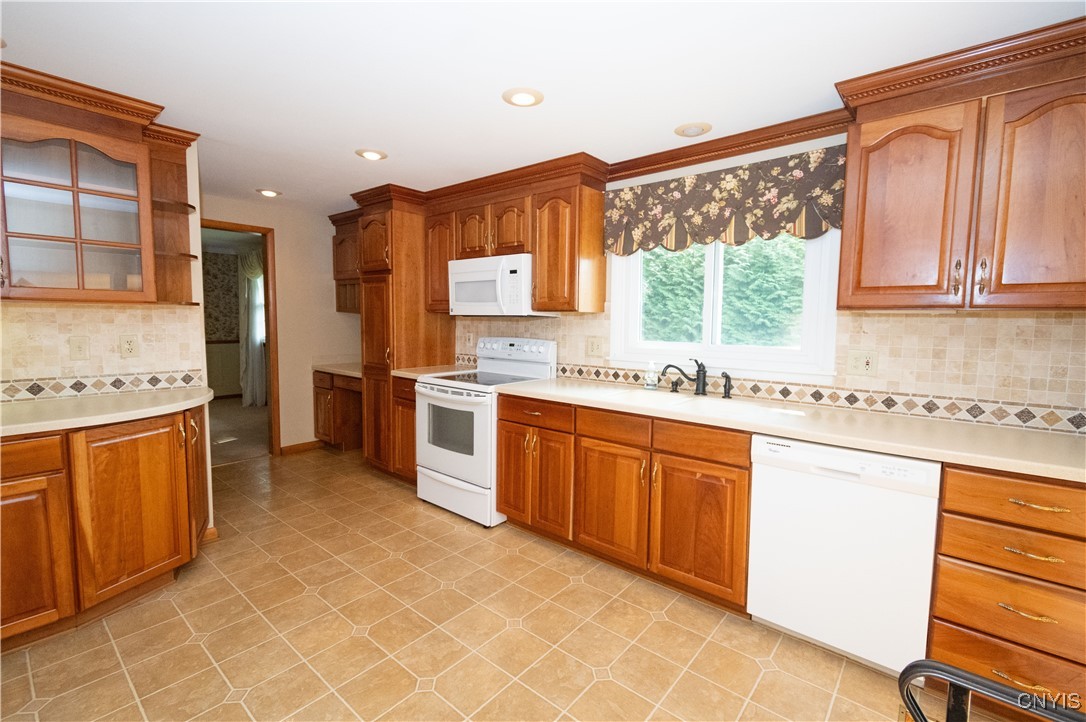 Camillus, New York 13031, United States, 4 Bedrooms Bedrooms, ,3 BathroomsBathrooms,Residential,Pending,188223