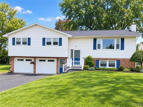 Homes For Sale - 12 Christopher Circle<br/> New Hartford, NY 13413
