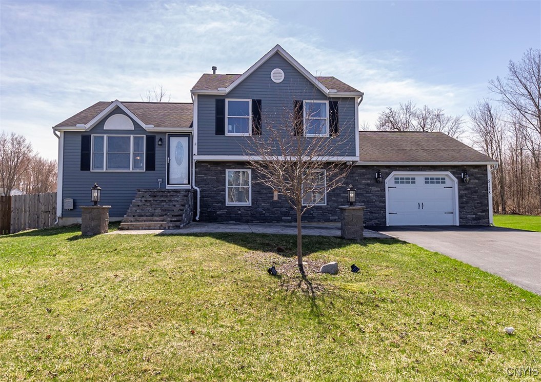 5128 Old Barn Road, Clay, New York image 1