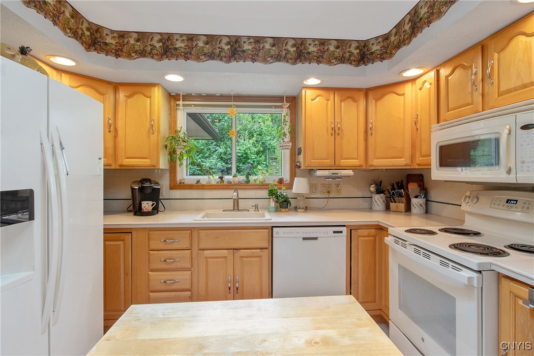 400 Hillsboro Parkway, Syracuse, New York image 14