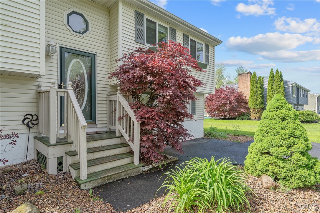 109 Farmingdale Road, Camillus, New York image 3