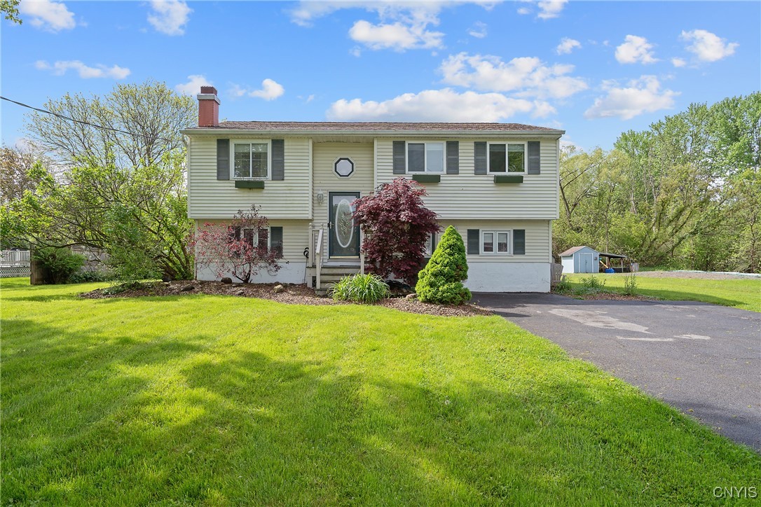 109 Farmingdale Road, Camillus, New York image 1