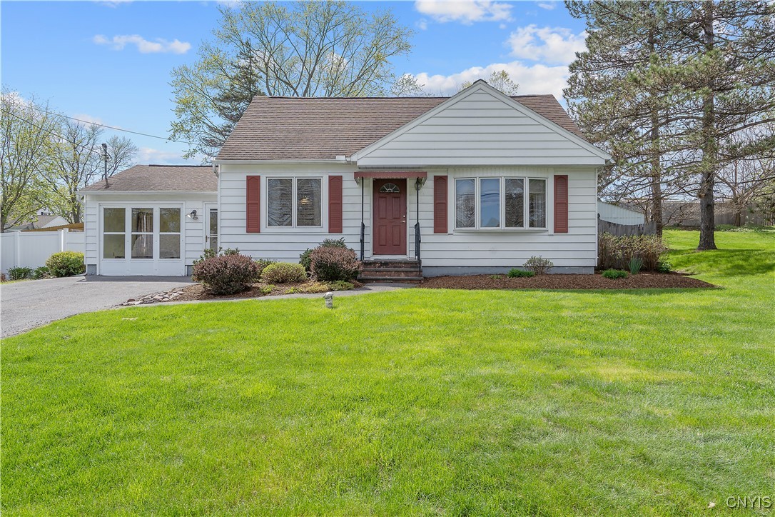 108 Stonehedge Road, Camillus, New York image 1