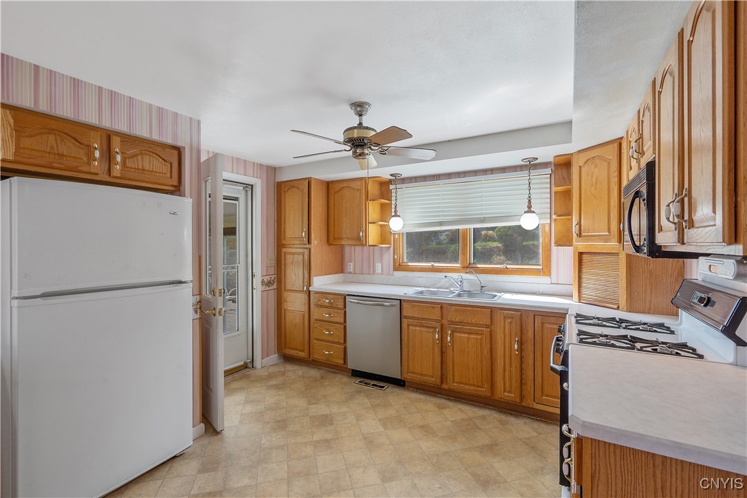 108 Stonehedge Road, Camillus, New York image 15