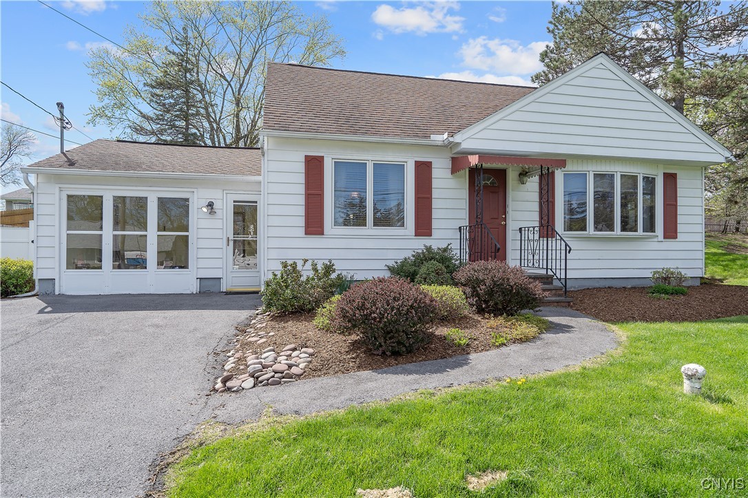 108 Stonehedge Road, Camillus, New York image 2