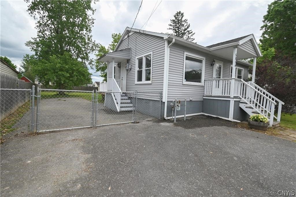 Photo of 5854 Reis Drive, Cicero, NY 13039 (MLS # S1701374)