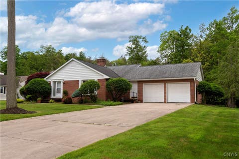 Homes For Sale - 16 Silver Birch Court<br/> Oneida County, New Hartford, NY 13413