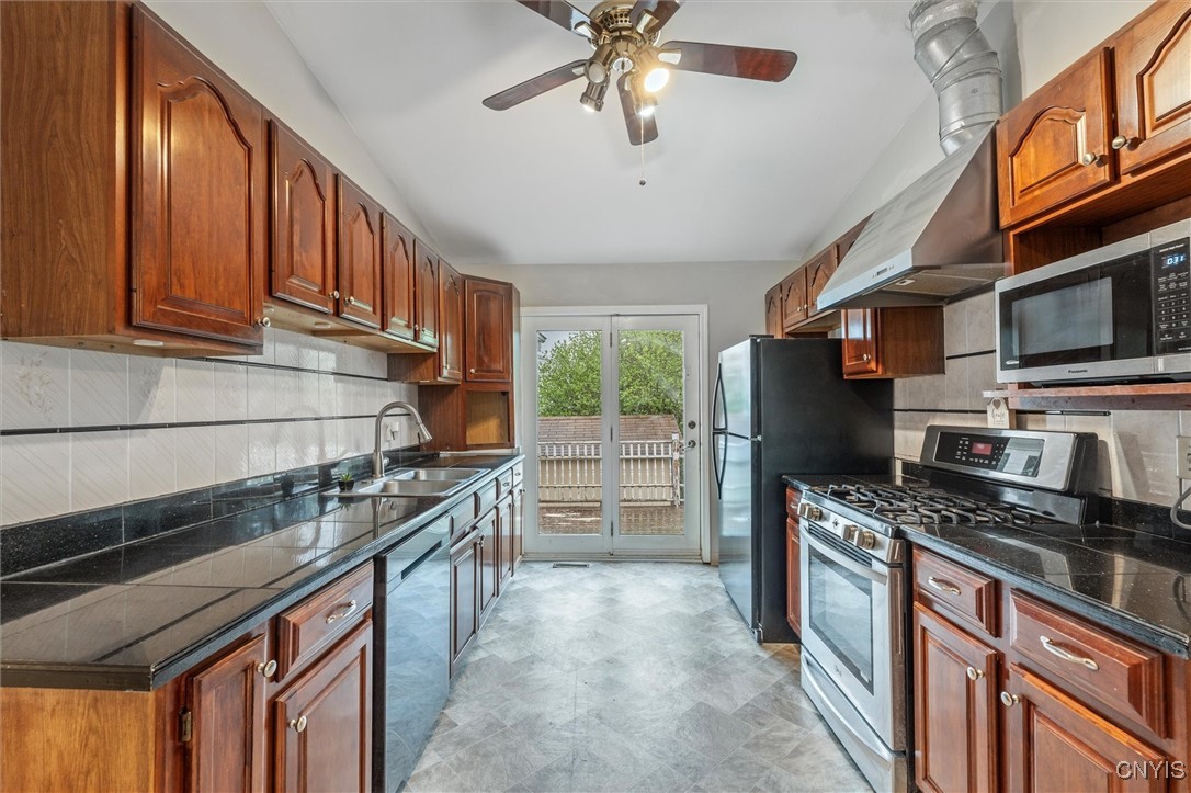 7700 Fitzpatrick Drive, Clay, New York image 25