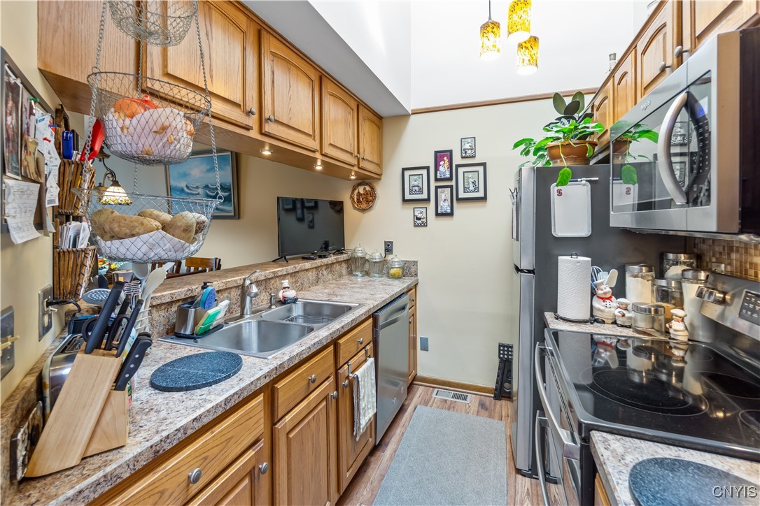 105 Tuller Road, Cicero, New York image 4