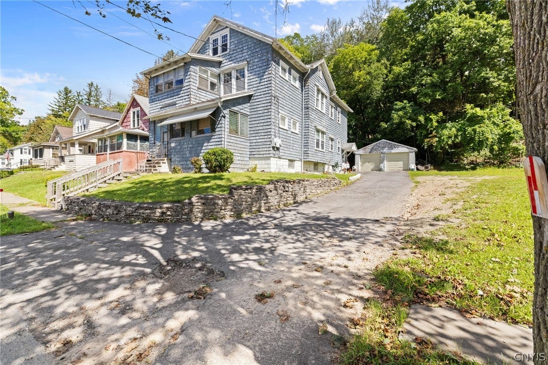 422-424 Monticello Drive N