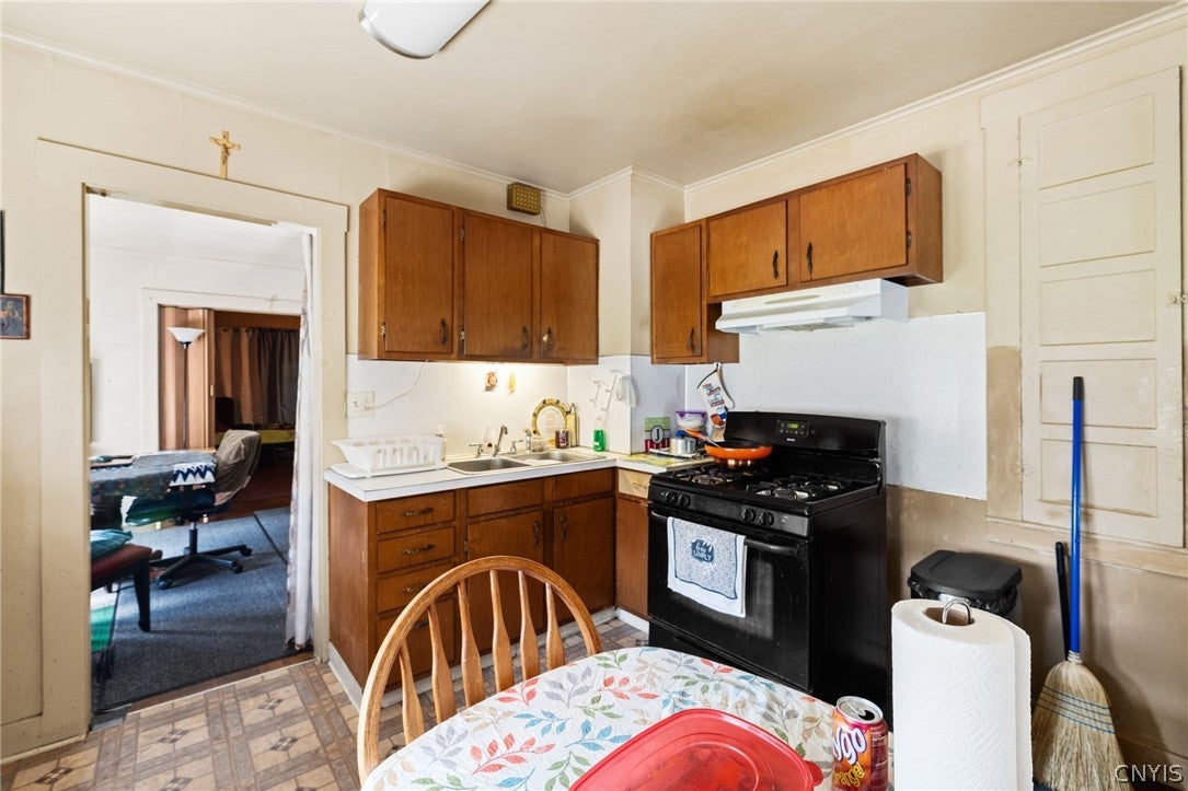 422-424 Monticello Drive N