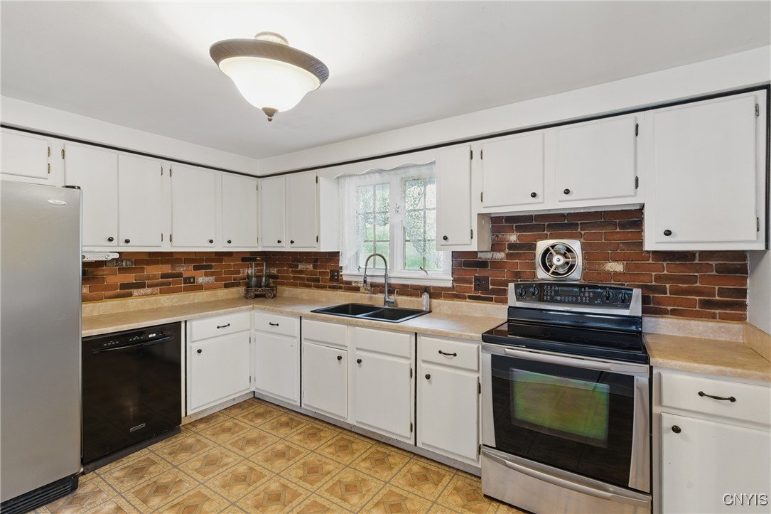107 Sagamore Drive, Clay, New York image 15