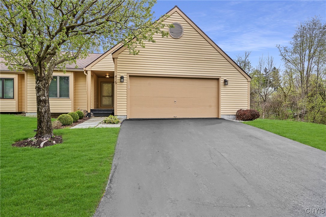 415 White Heron Circle, Manlius, New York image 1