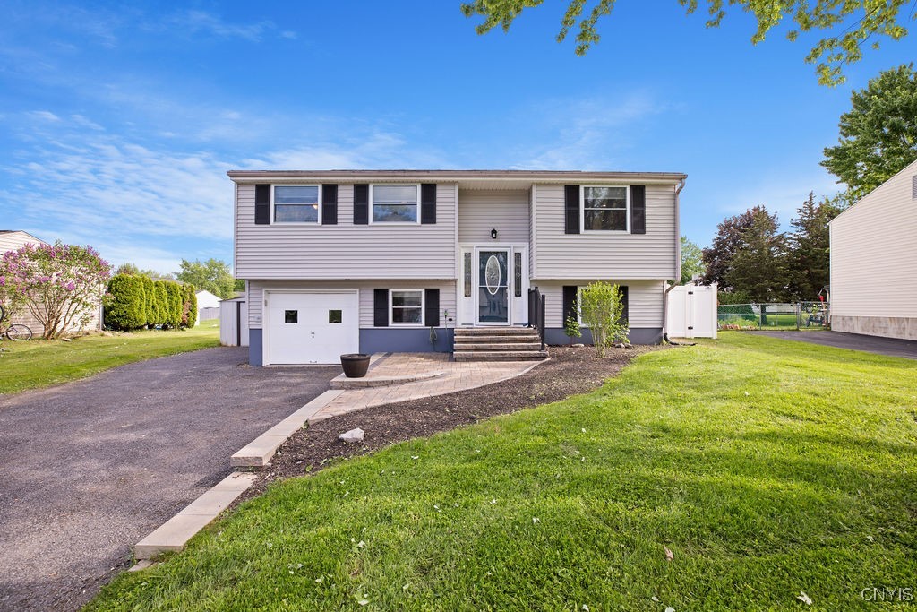 8163 Mantova Drive Dr, Clay, New York image 1