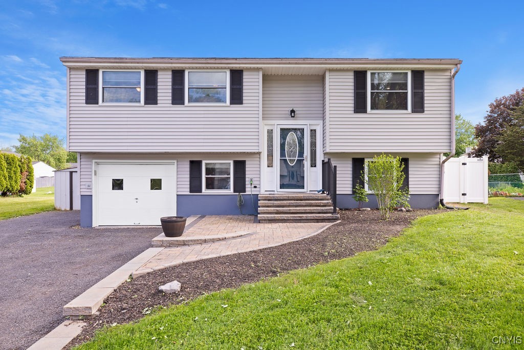 8163 Mantova Drive Dr, Clay, New York image 2