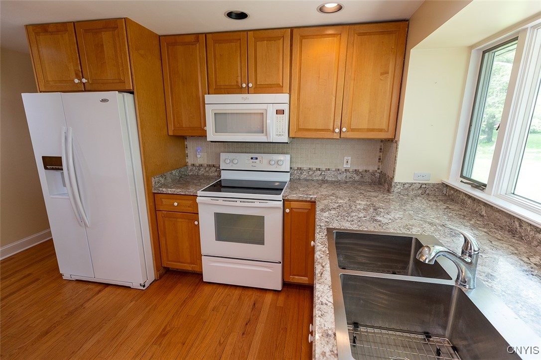215 Burlington Drive, Manlius, New York image 3