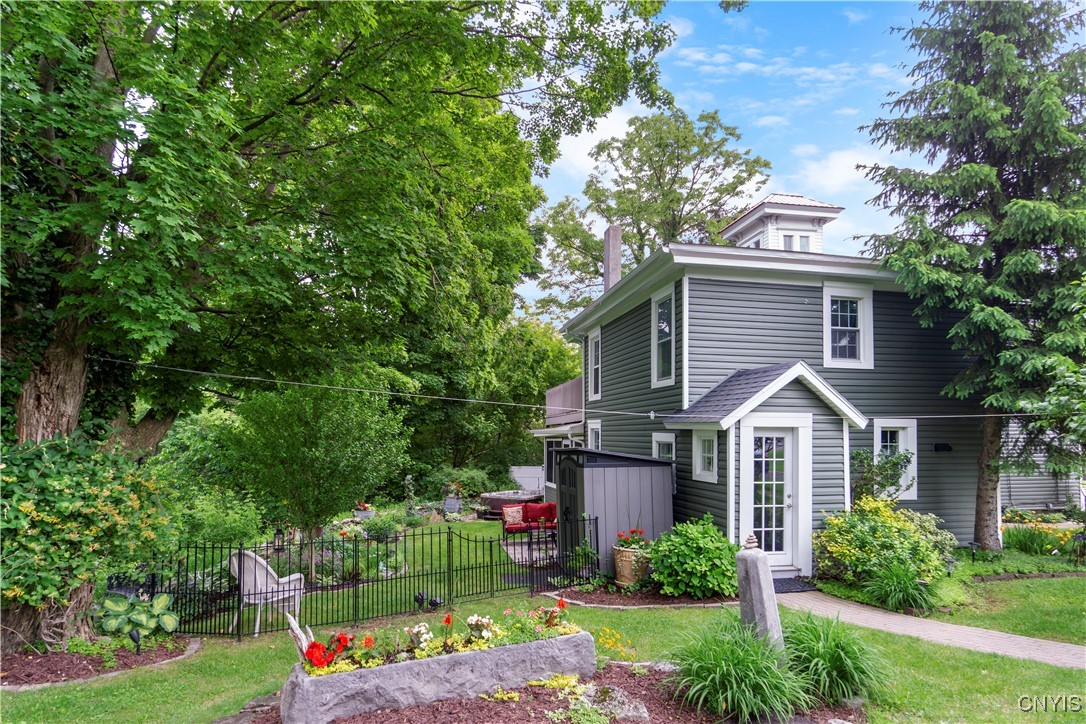 4937 W Seneca