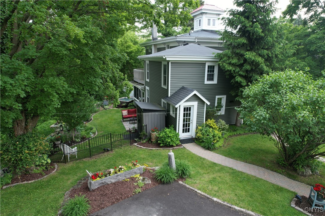 4937 W Seneca