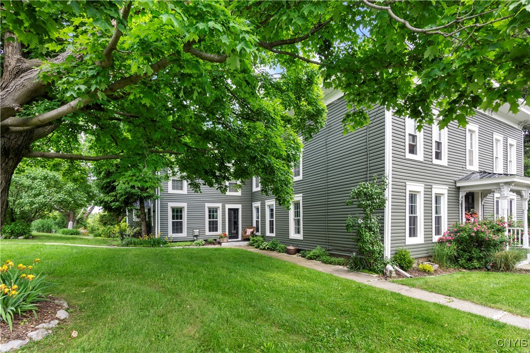 4937 W Seneca