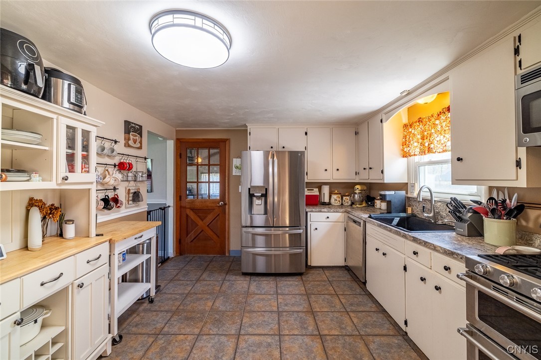 402 Fletcher Drive, Clay, New York image 6