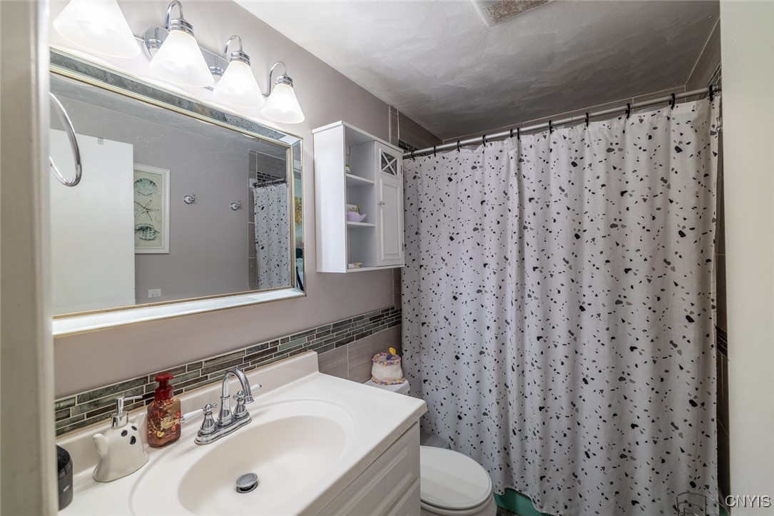 402 Fletcher Drive, Clay, New York image 16