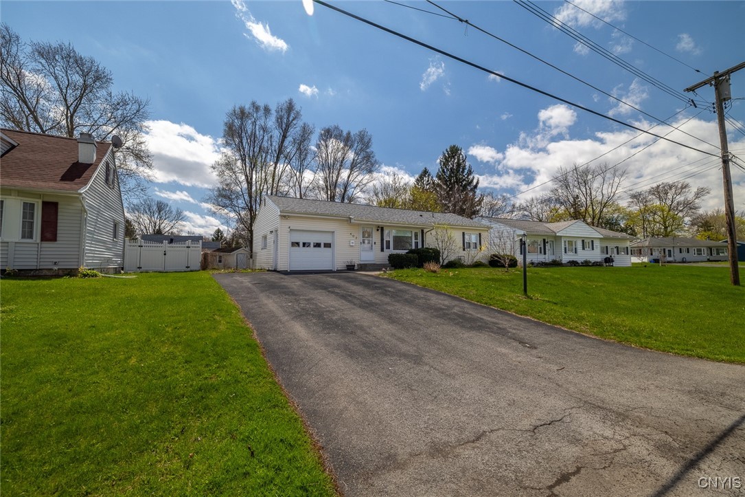 402 Fletcher Drive, Clay, New York image 2